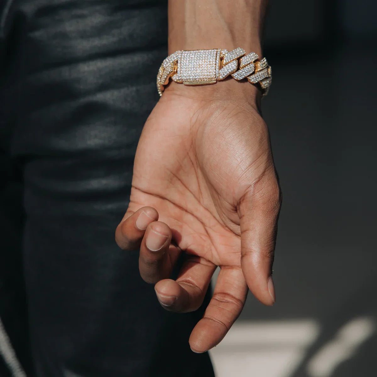 20MM PULSEIRA DIAMOND PRONG LINK - BANHADO A OURO 18K